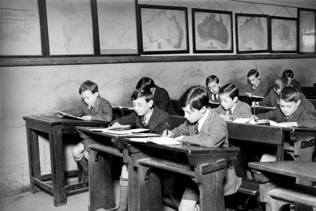 <p>Mayo de 1922: Muchachos trabajando en su salón de clases. (Foto de Topical Press Agency/Getty Images)</p>