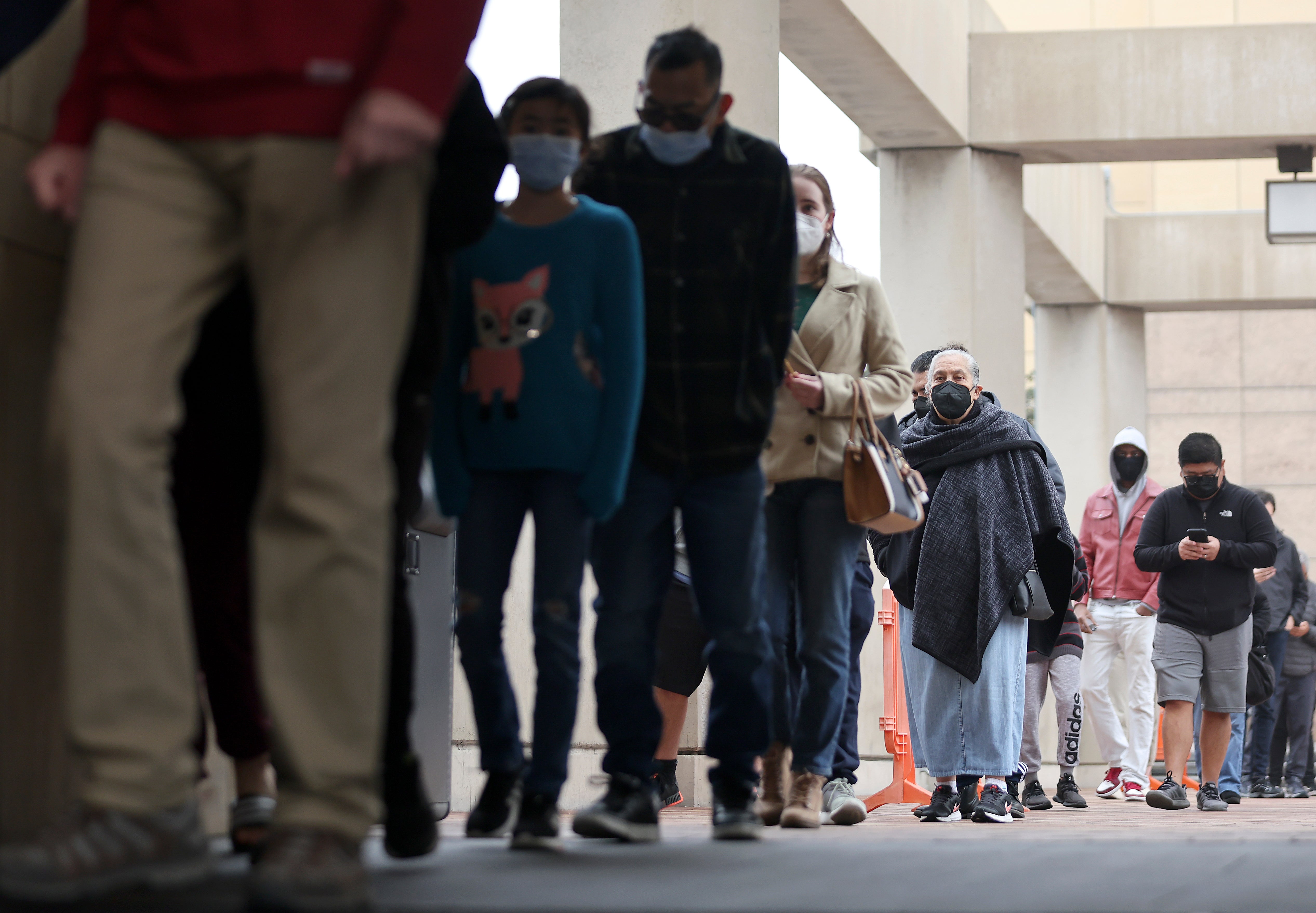 Un grupo de personas espera en la cola para someterse a la prueba del covid-19 en Union Station el 7 de enero de 2022 en Los Ángeles, California