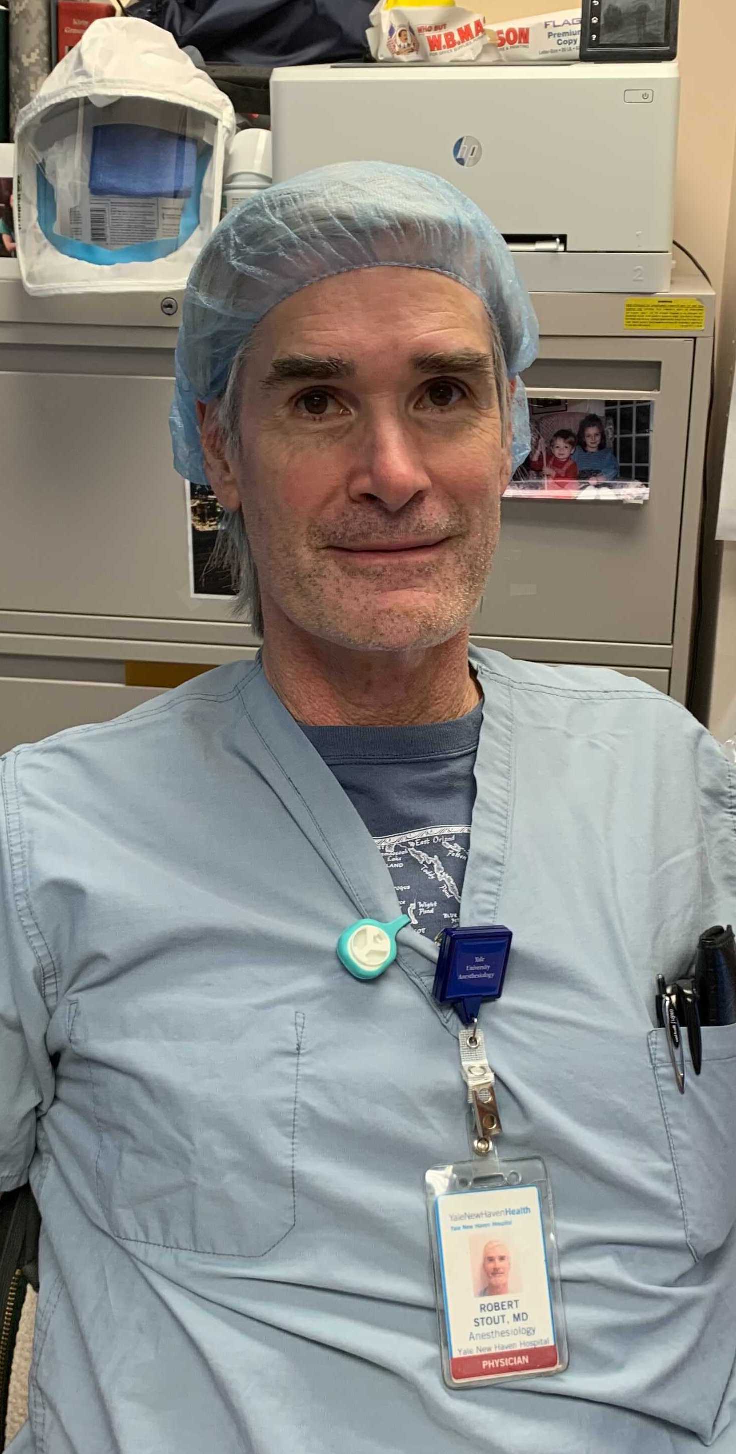 El Dr. Bob Stout, médico del Hospital de Yale New Haven, lleva un Fresh Air Clip