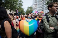 Ley francesa prohíbe la "terapia de conversión" LGBTQ