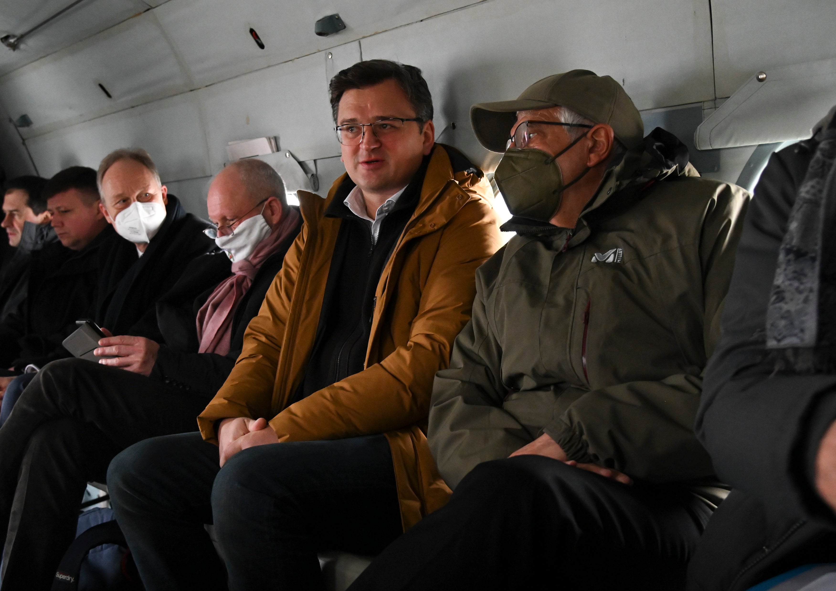 El ministro de Asuntos Exteriores ucraniano, Dmytro Kuleba, en el centro, y el alto representante de Asuntos Exteriores de la UE, Josep Borrell, vuelan a la región oriental de Luhansk desde Kharkiv