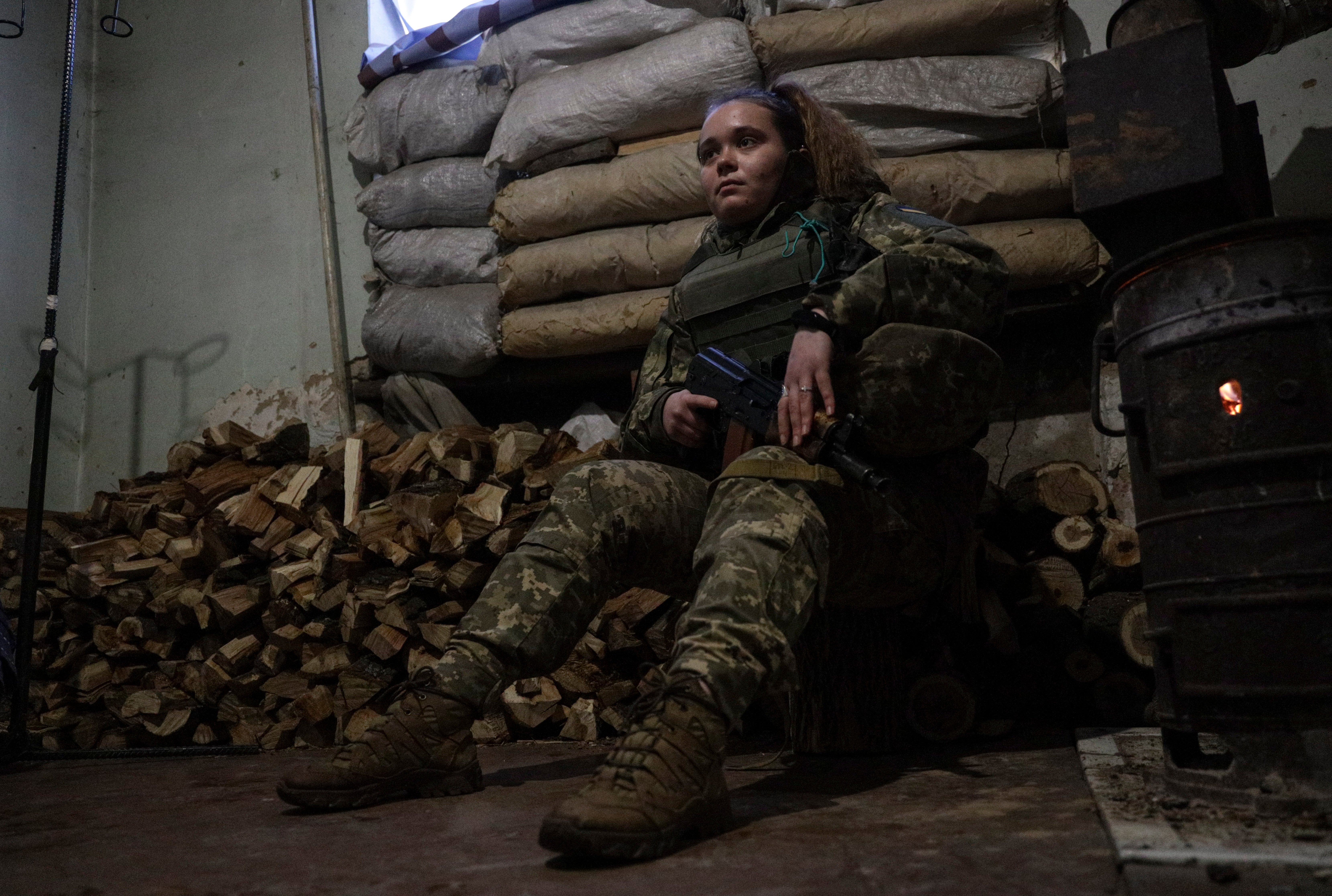 La soldado ucraniana Anastasia (21) descansa en un refugio en la línea del frente cerca de la frontera rusa