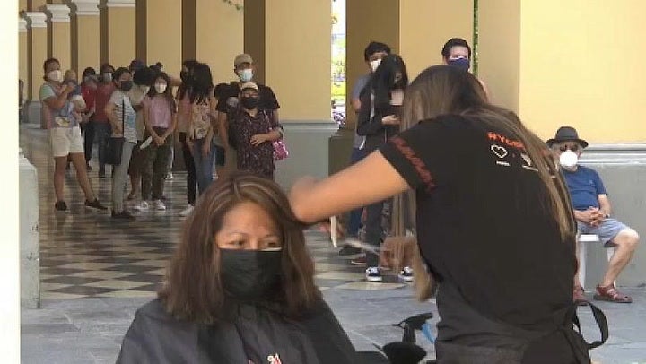 Los peruanos donan su cabello para ayudar al medio ambiente
