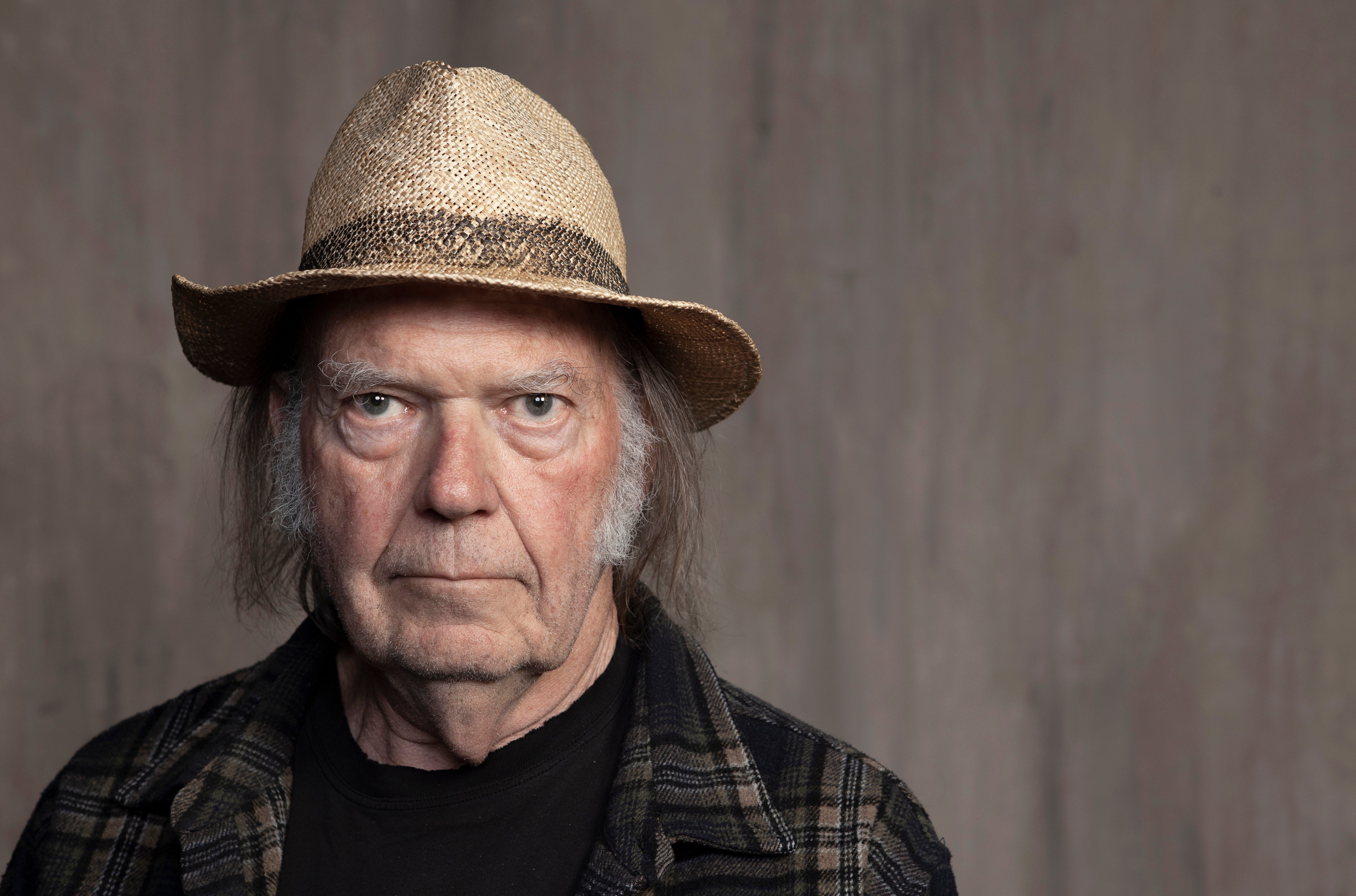 Neil Young exigió que se retire su música de Spotify