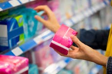 Cambios en el ciclo menstrual después de recibir la vacuna covid podrían ser temporales, dice una experta