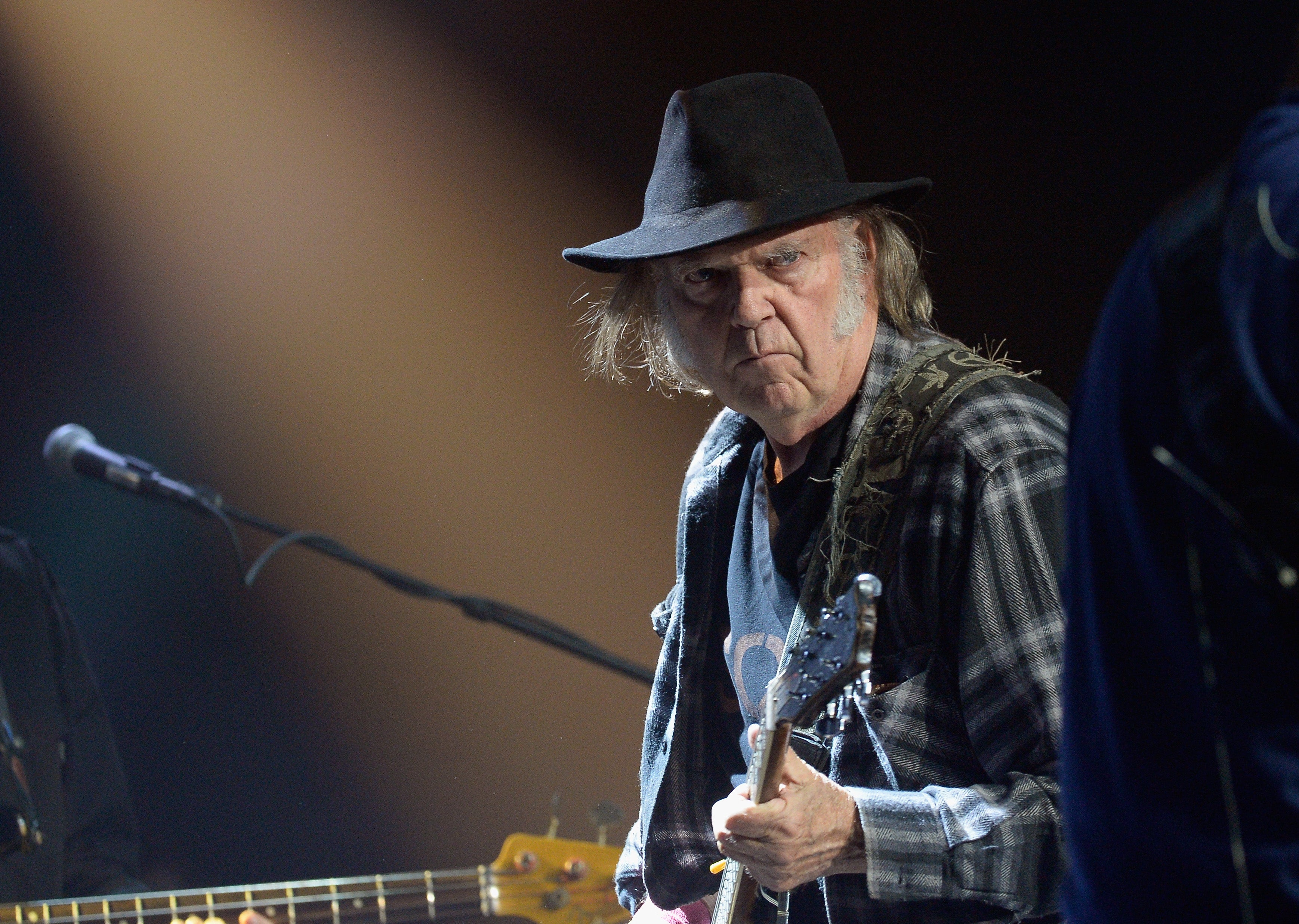 “Neil Young es un héroe”: crece la reacción contra Spotify por su decisión de apoyar a Joe Rogan