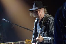 “Neil Young es un héroe”: crece la reacción contra Spotify por su decisión de apoyar a Joe Rogan