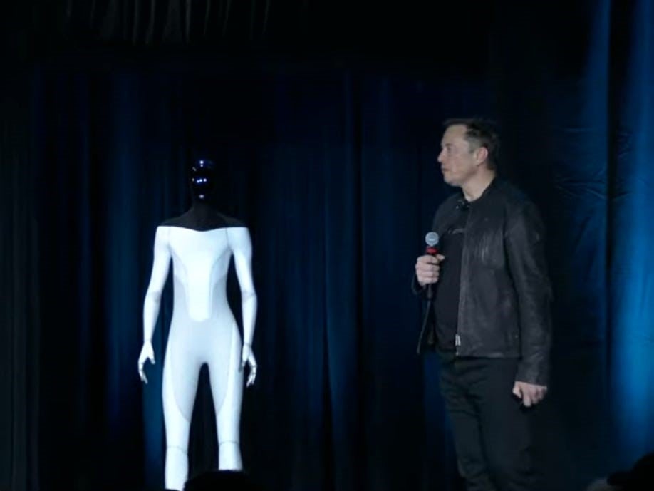 Elon Musk en el escenario con una versión simulada del robot humanoide de Tesla en agosto de 2021