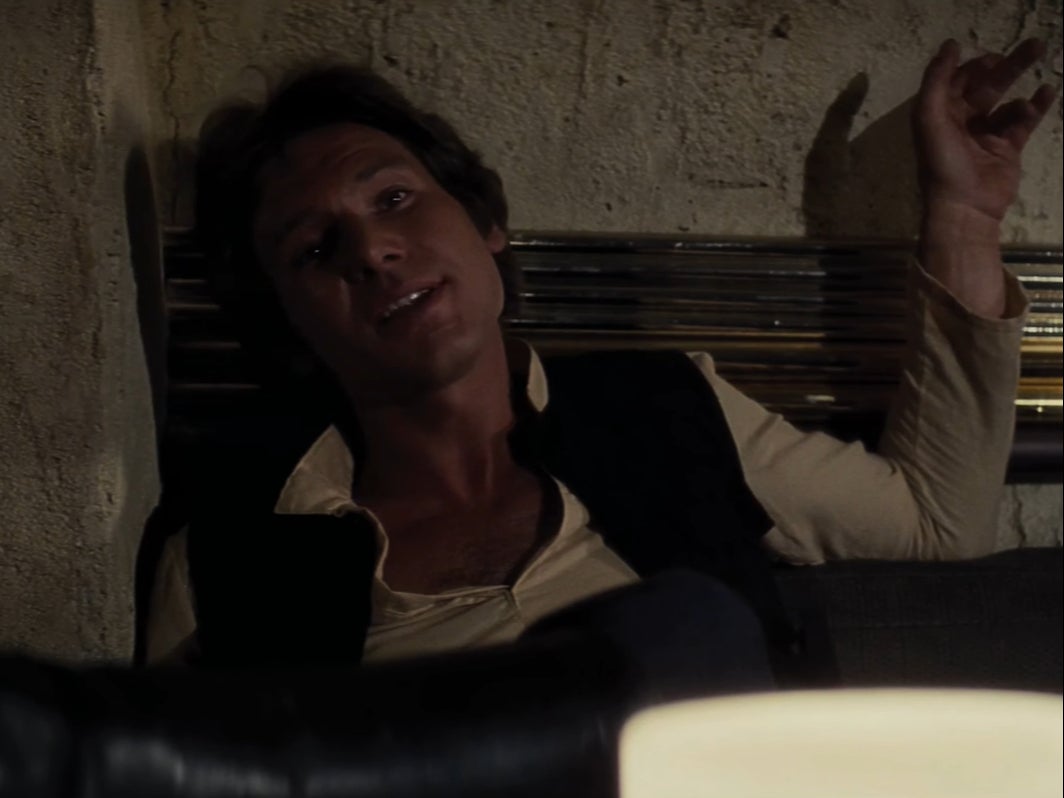 No seas presumido: Harrison Ford como Han Solo durante el fatídico enfrentamiento con Greedo (no aparece en la foto)