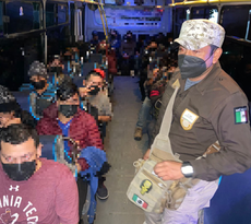 Hallan a 198 migrantes hacinados en autobuses de turismo en México