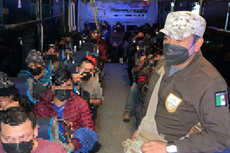Hallan a 198 migrantes hacinados en autobuses de turismo en México