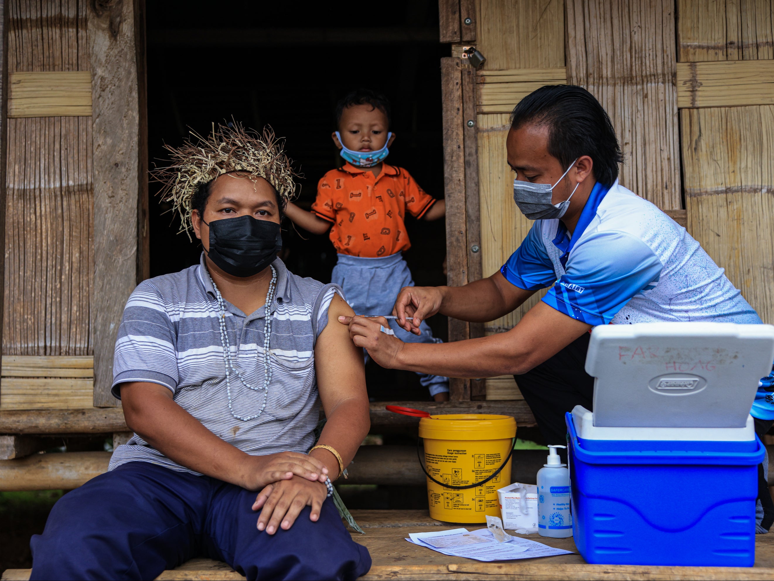 Nur Mohd Safiq recibe una dosis de la vacuna CanSino en Pos Simpor, un pueblo de Kelantan, Malasia