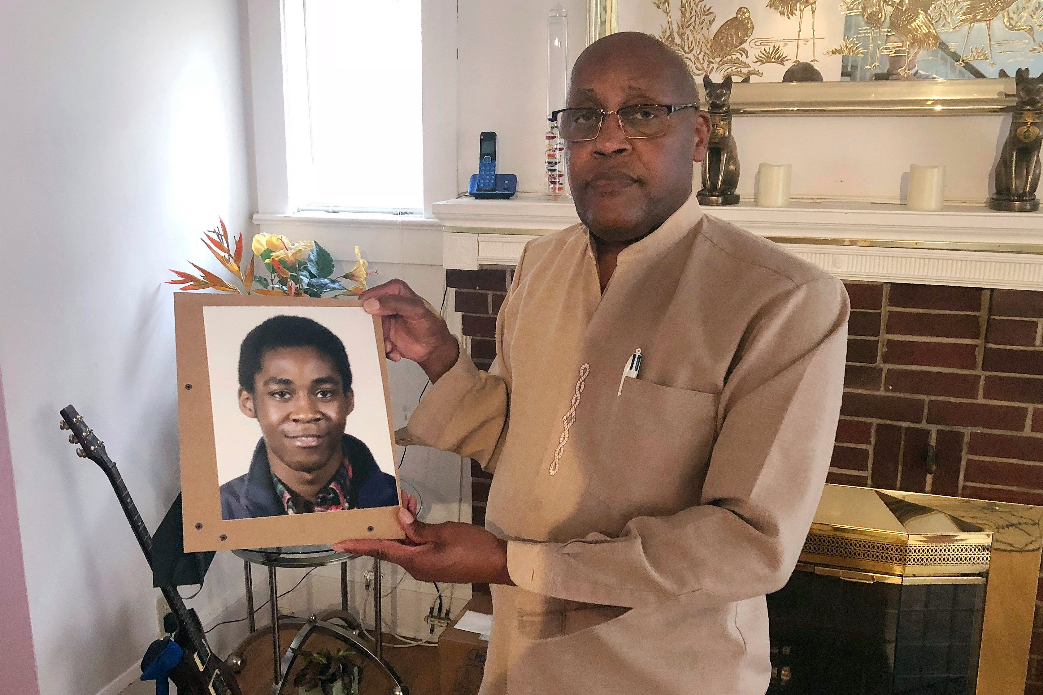Dia Khafra, el padre de Askia Khafra, sostiene una foto de su hijo en su casa de Silver Springs, Maryland, en esta foto de archivo del 5 de septiembre de 2018