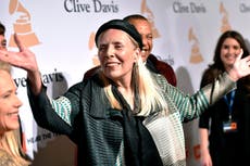 Joni Mitchell se une a Neil Young en protesta contra Spotify