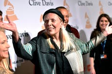 Joni Mitchell se une a Neil Young en protesta contra Spotify