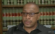Oficial penitenciario negro demanda a Walmart después de ser confundido con un ladrón