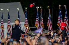 Se burlan de Trump por quejarse de que no hay pegamento para su nuevo libro