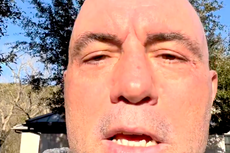 Joe Rogan respalda avisos de Spotify y dice que hará “todo lo posible para investigar temas” en el futuro