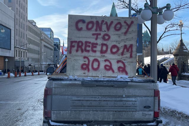 <p>Un camión que forma parte de un convoy de camioneros para protestar por los mandatos de vacunación contra covid para los conductores de camiones transfronterizos en Ottawa, Ontario, el 28 de enero de 2022 en esta imagen obtenida de las redes sociales</p>