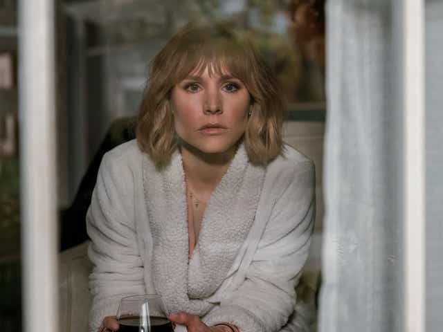 <p>Kristen Bell como Anna en el episodio 1 de ‘The Woman in the House Across the Street from the Girl in the Window’</p>
