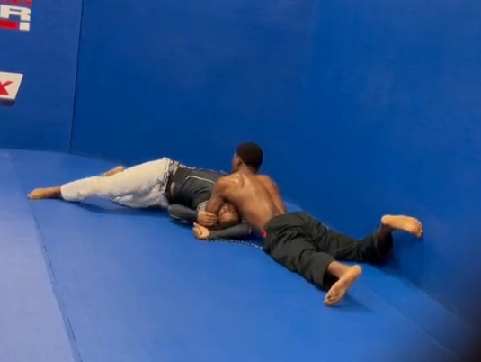 El peso mediano de UFC Kevin Holland somete a un 'troll' en una sesión de sparring