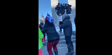 Policía canadiense investiga que un manifestante del convoy de camioneros bailara sobre monumento fúnebre