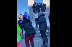 Policía canadiense investiga que un manifestante del convoy de camioneros bailara sobre monumento fúnebre