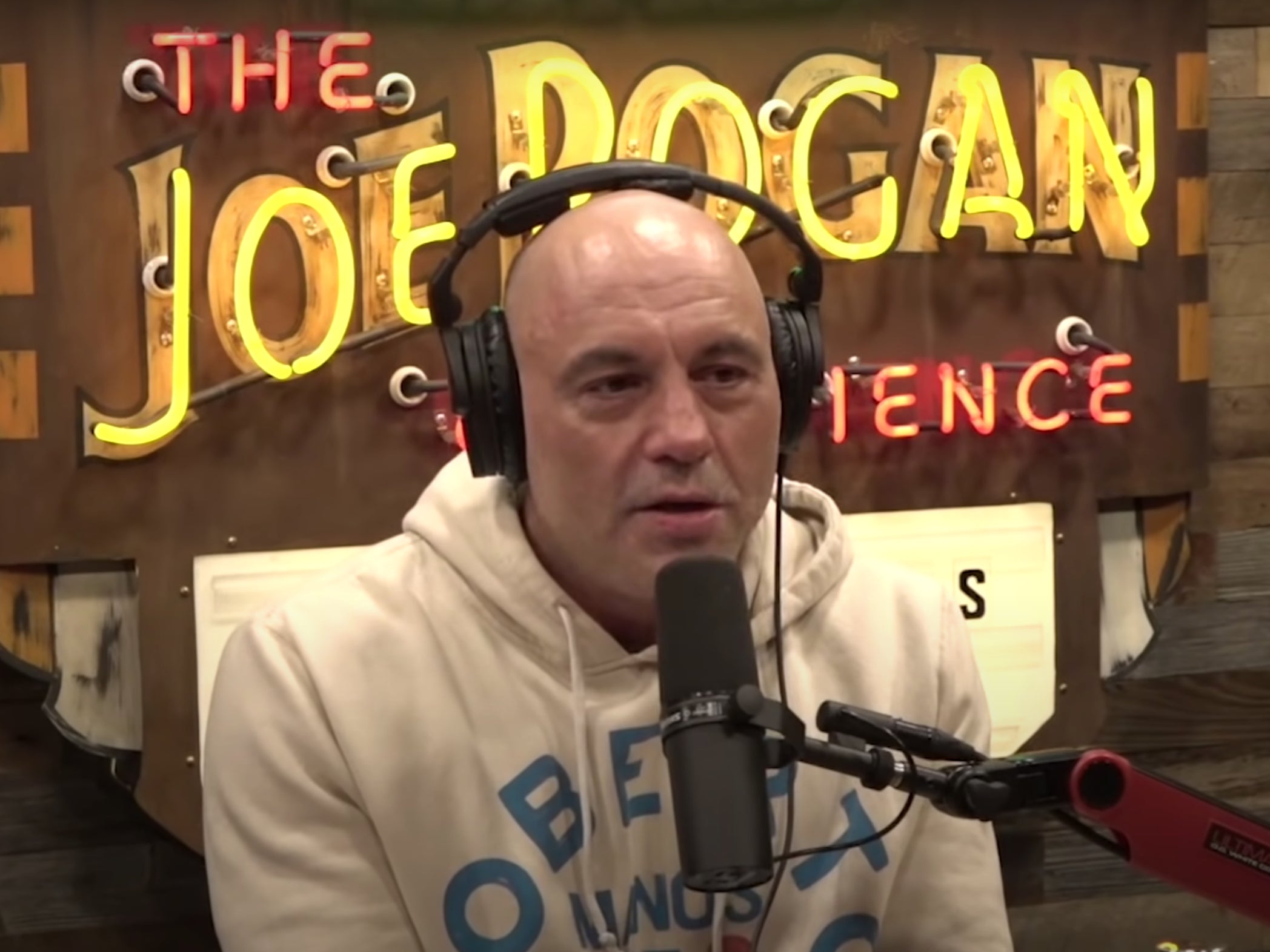Joe Rogan comparte artículo inexacto sobre covid-19 solo 24 horas después de disculparse por desinformación