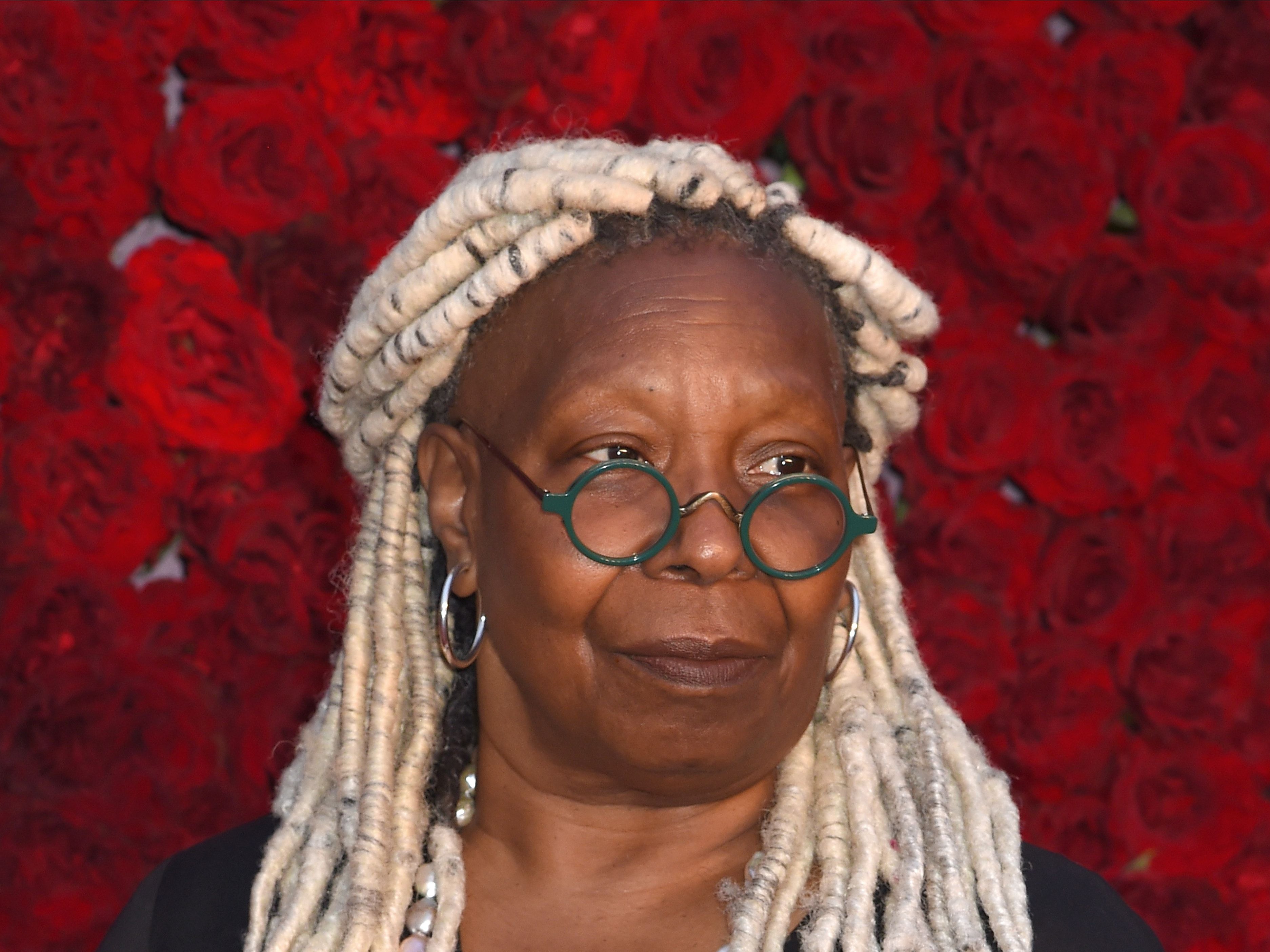 Critican a Whoopi Goldberg por decir que el Holocausto “no es cuestión de raza”
