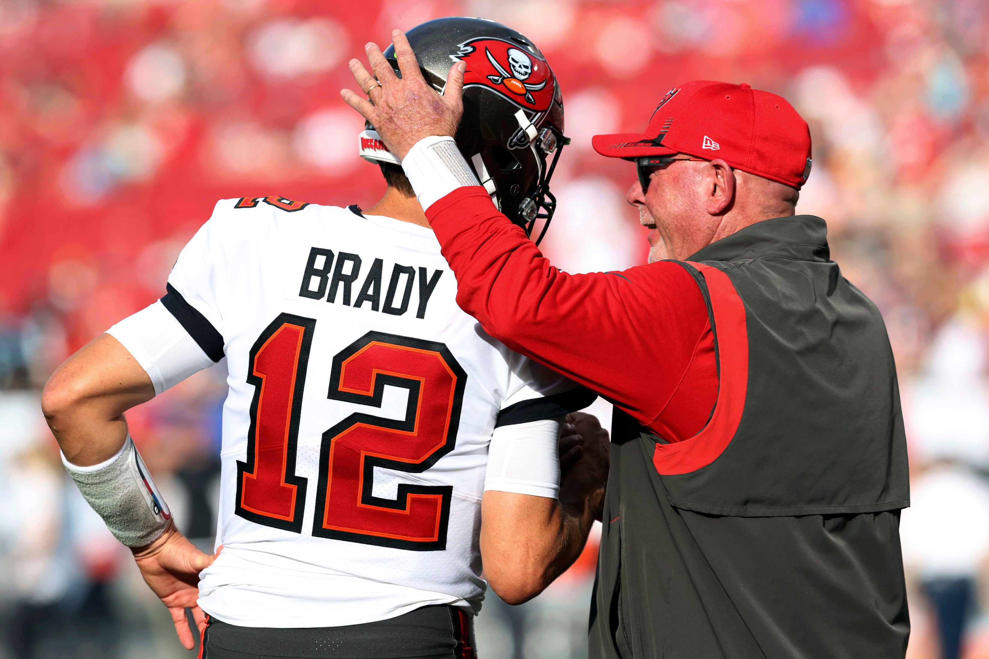 Tom Brady habla con el entrenador de los Tampa Bay Buccaneers, Bruce Arians (Mark LoMoglio/AP)