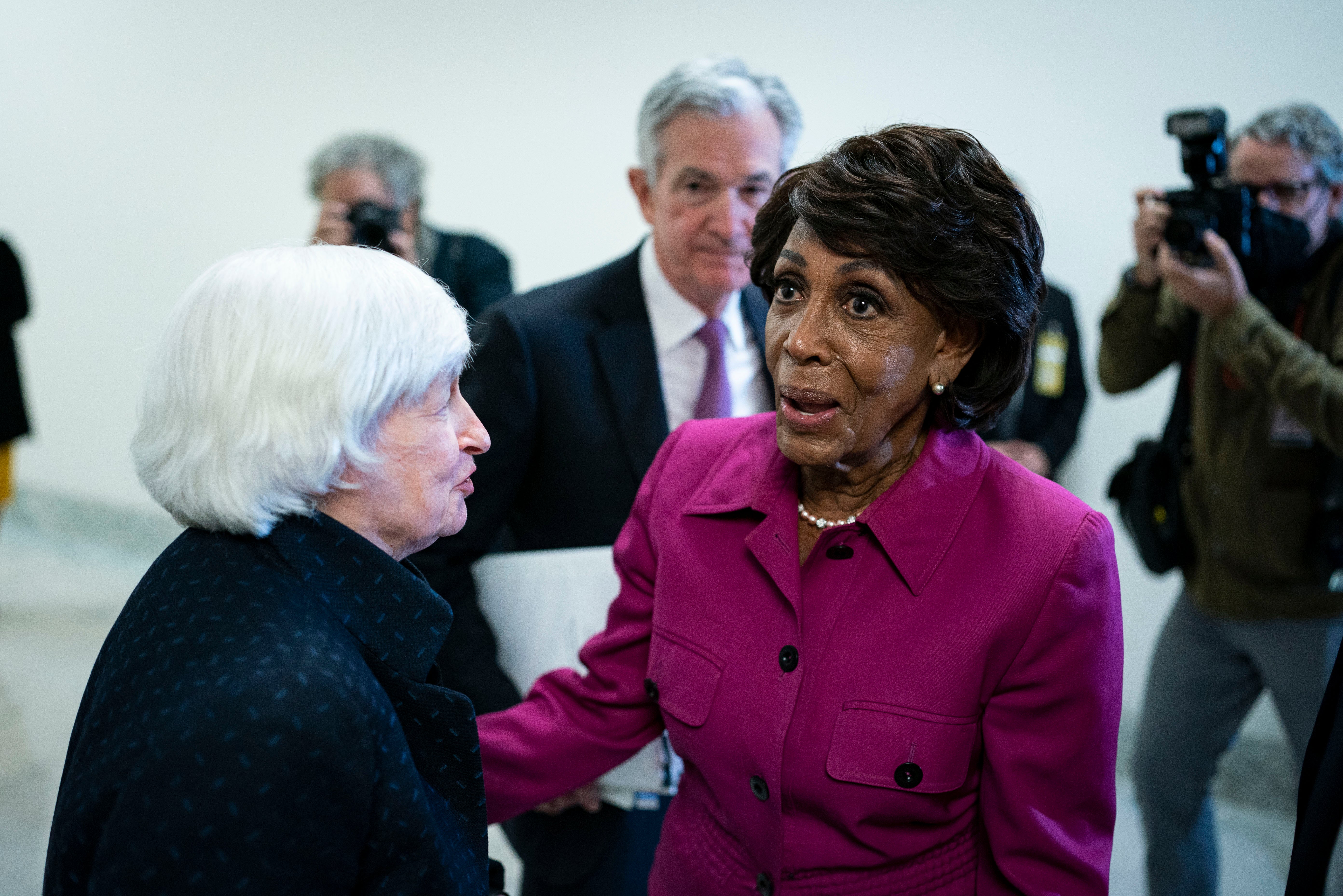 Maxine Waters, una demócrata de California y presidenta del Comité de Servicios Financieros de la Cámara, con Janet Yellen, secretaria del Tesoro de EE.UU., en septiembre del 2021