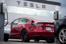 Software de Tesla no frena por completo en letreros de alto