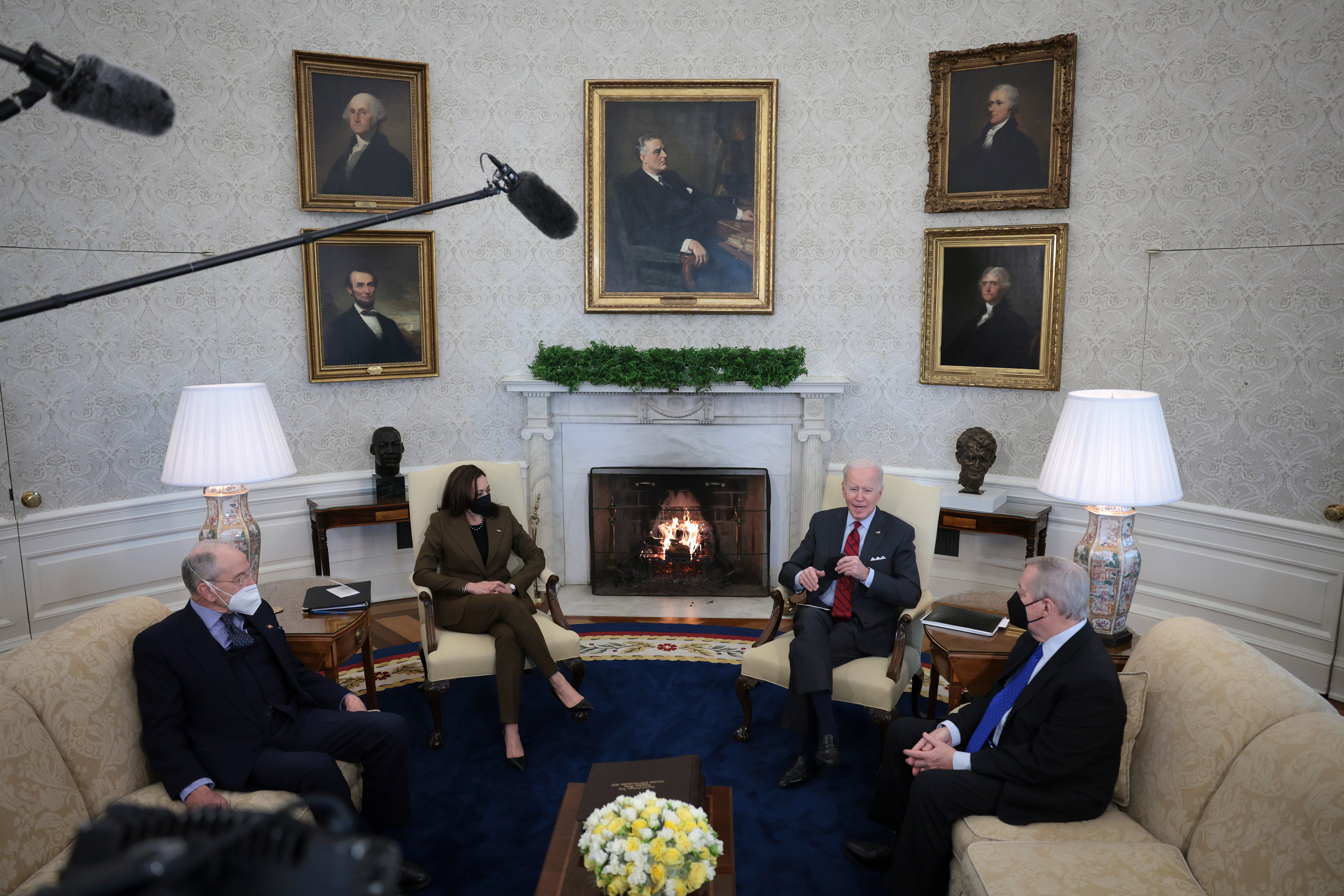 El presidente Joe Biden y la vicepresidenta Kamala Harris se reúnen con el presidente del Comité Judicial del Senado, el senador Dick Durbin, y con el senador Chuck Grassley en la Oficina Oval el 1 de febrero de 2022