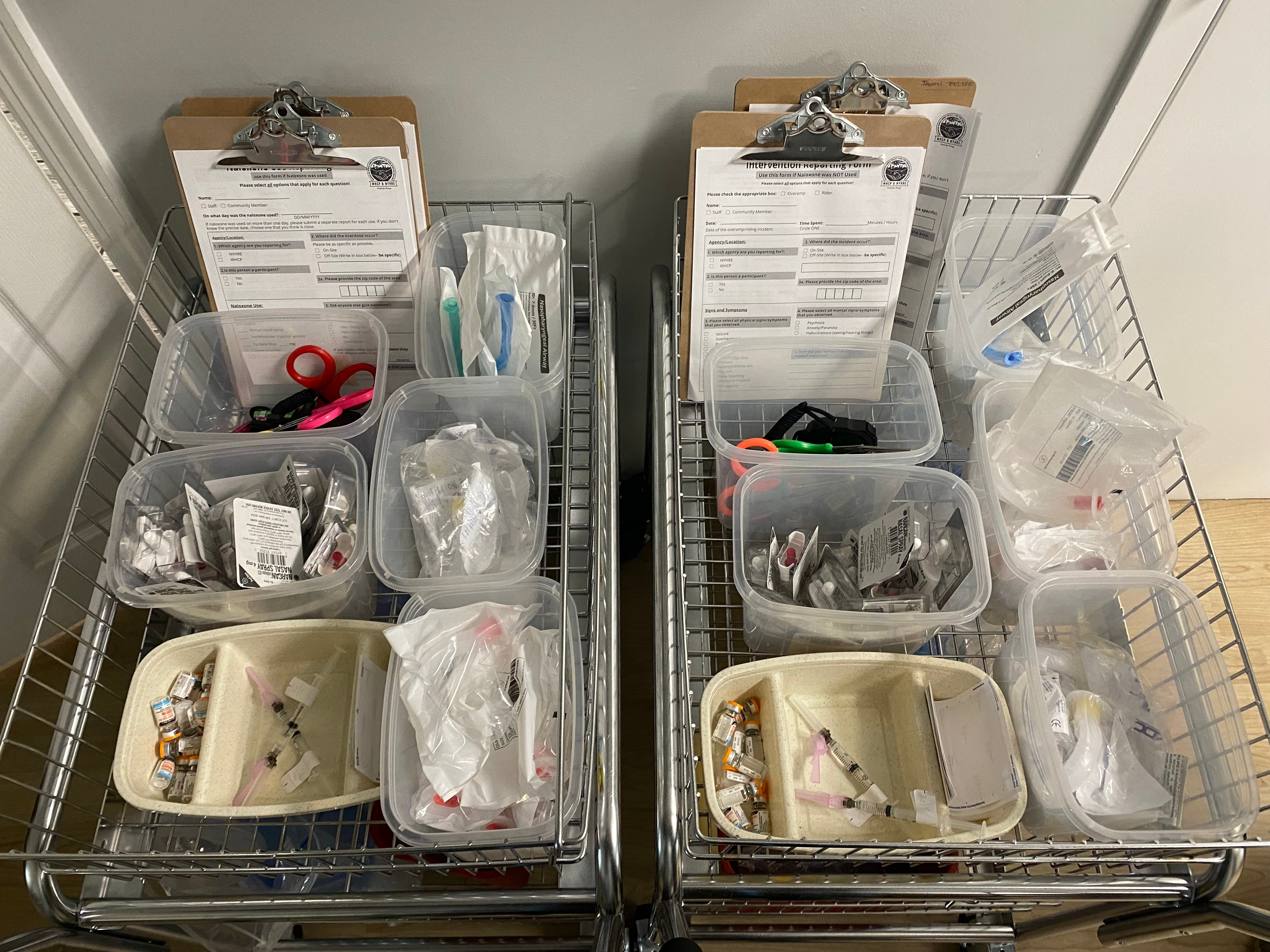 Medicamento utilizado para tratar sobredosis acomodado en un carrito dentro de un centro de inyección de drogas supervisado en Harlem, New York.