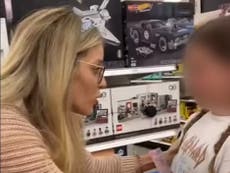 Graban a concursante de Miss EEUU pagando a niños para que se quitaran el cubrebocas y les decía: “Eres la próxima Rosa Parks”