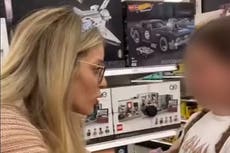Graban a concursante de Miss EEUU pagando a niños para que se quitaran el cubrebocas y les decía: “Eres la próxima Rosa Parks”