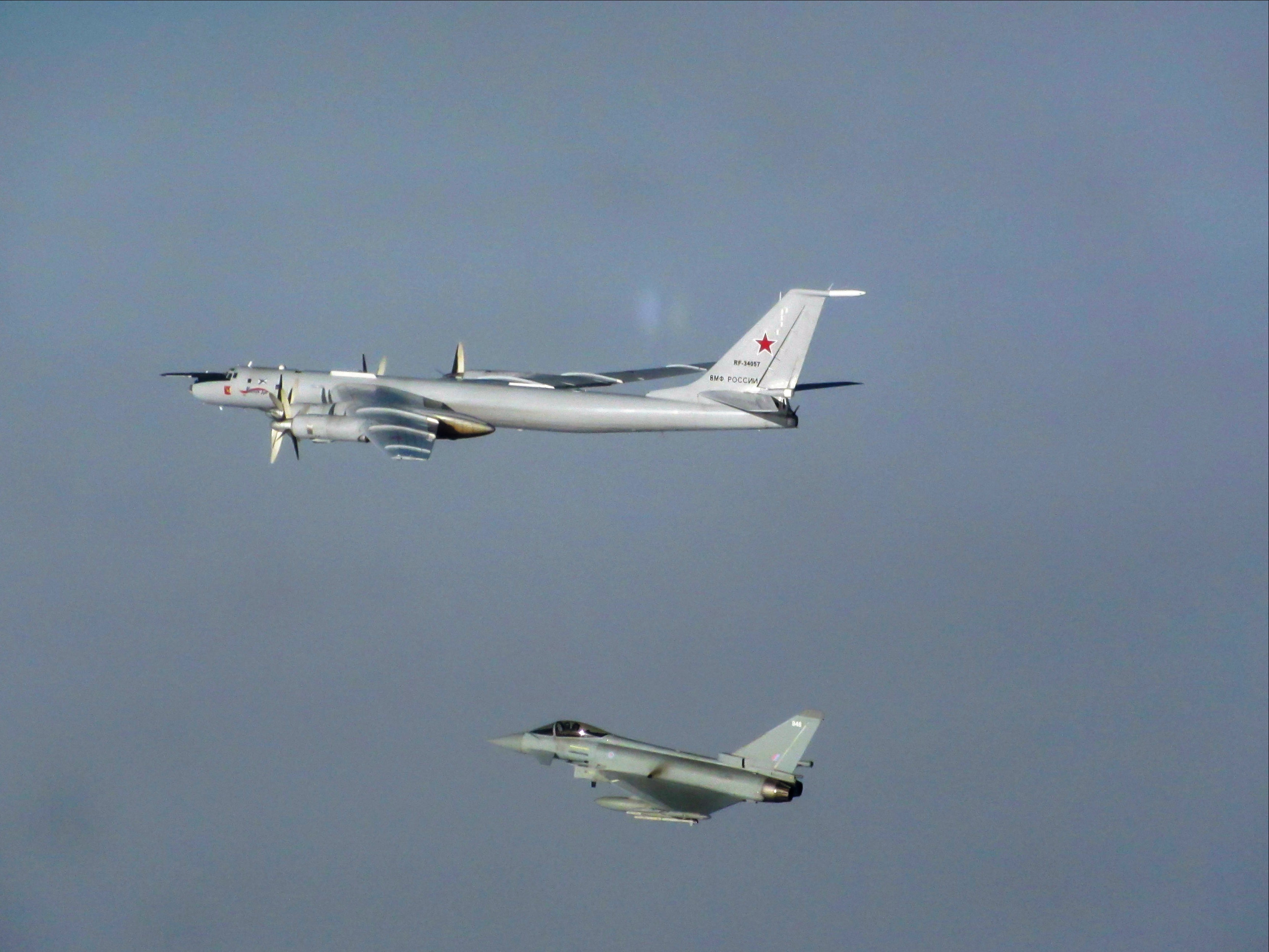 Un Typhoon de la RAF se mueve para interceptar un Tupolev Tu-95 Bear ruso que se dirige al espacio aéreo del Reino Unido en marzo de 2020
