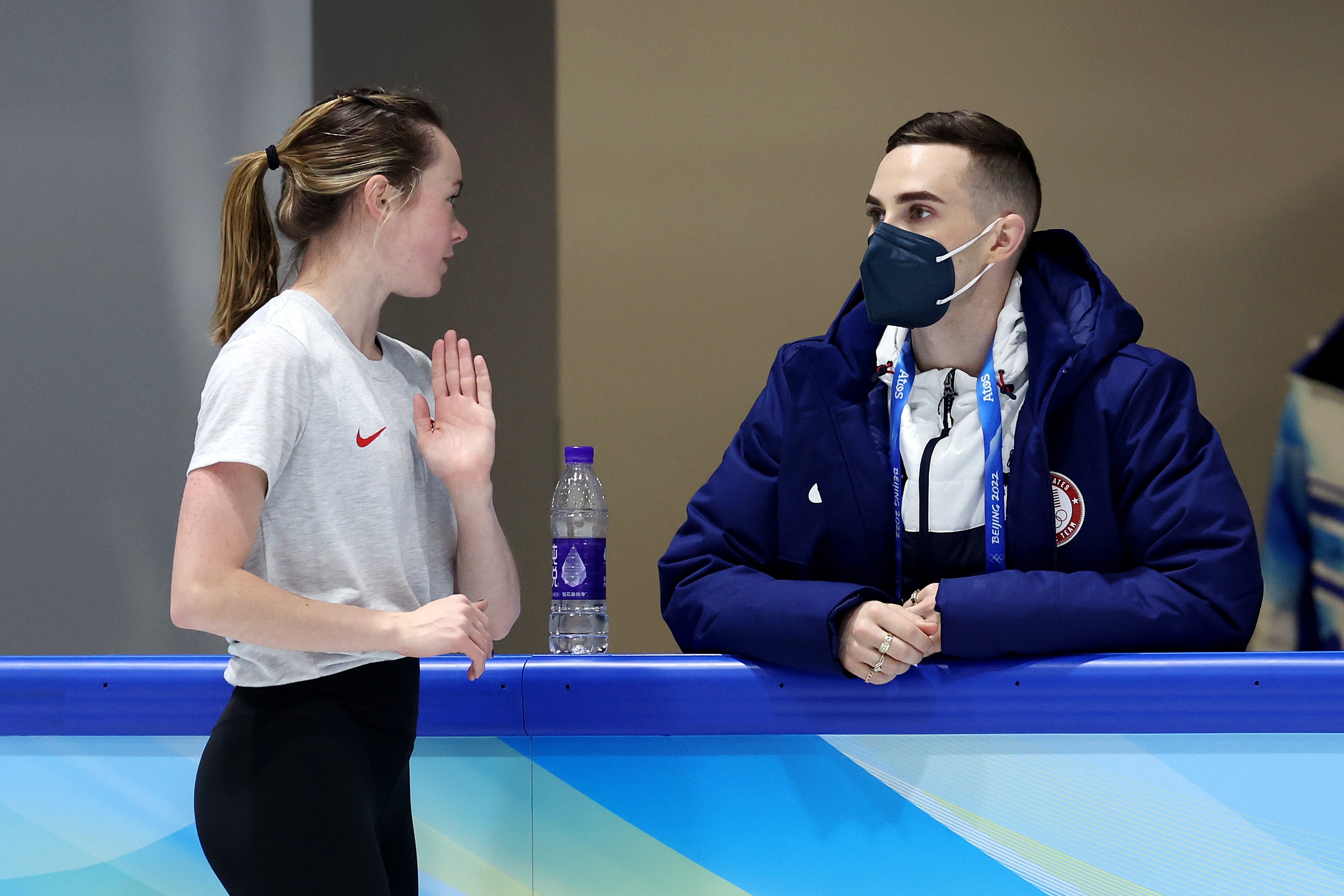 Mariah Bell del equipo de Estados Unidos habla con el entrenador y antiguo patinador artístico olímpico Adam Rippon durante una sesión de práctica antes de los Juego Olímpicos de Invierno de Beijing 2022 en el Capital Indoor Stadium el 1º de febrero de 2022 en Beijing, China