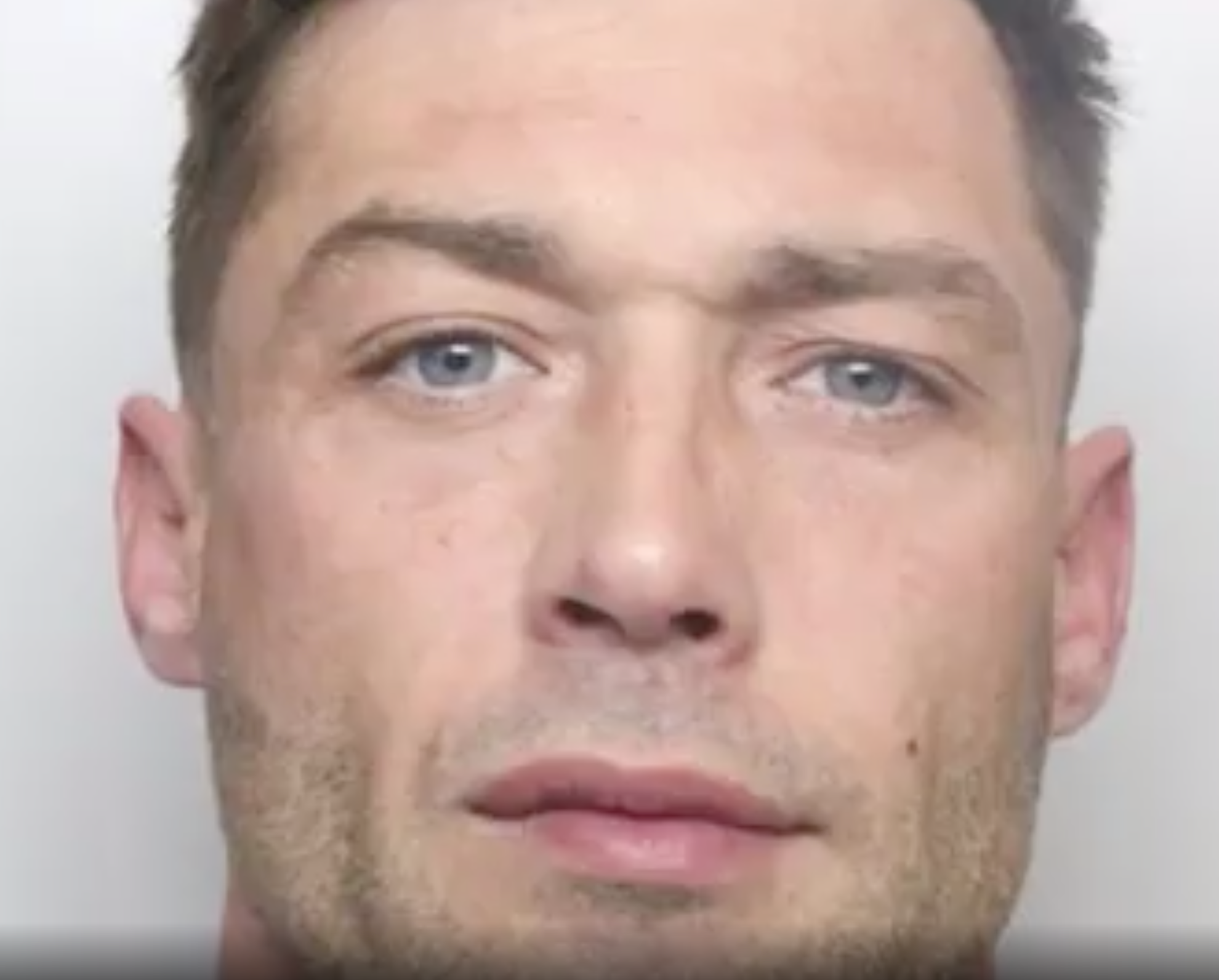 Foto de un criminal guapo causa furor en redes, ahora es el más buscado