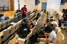 EEUU: Ante ausencias de maestros por COVID ¿quién da clases?