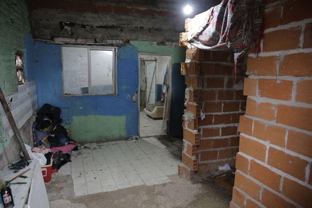 Vista de la casa donde la policía hizo un cateo para buscar la cocaína adulterada en la villa Puerta , provincia de Buenos Aires, el 2 de febrero. Al menos 20 personas murieron y 74 fueron hospitalizadas en Buenos Aites tras consumir la cocaína cortada con una sustancia tóxica