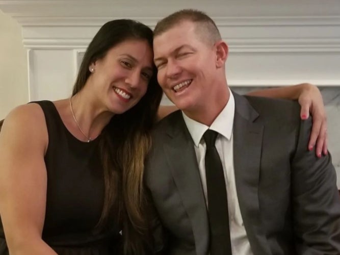 Matt Mauser sonríe al lado de su esposa, Christina Mauser, antes del trágico accidente de helicóptero