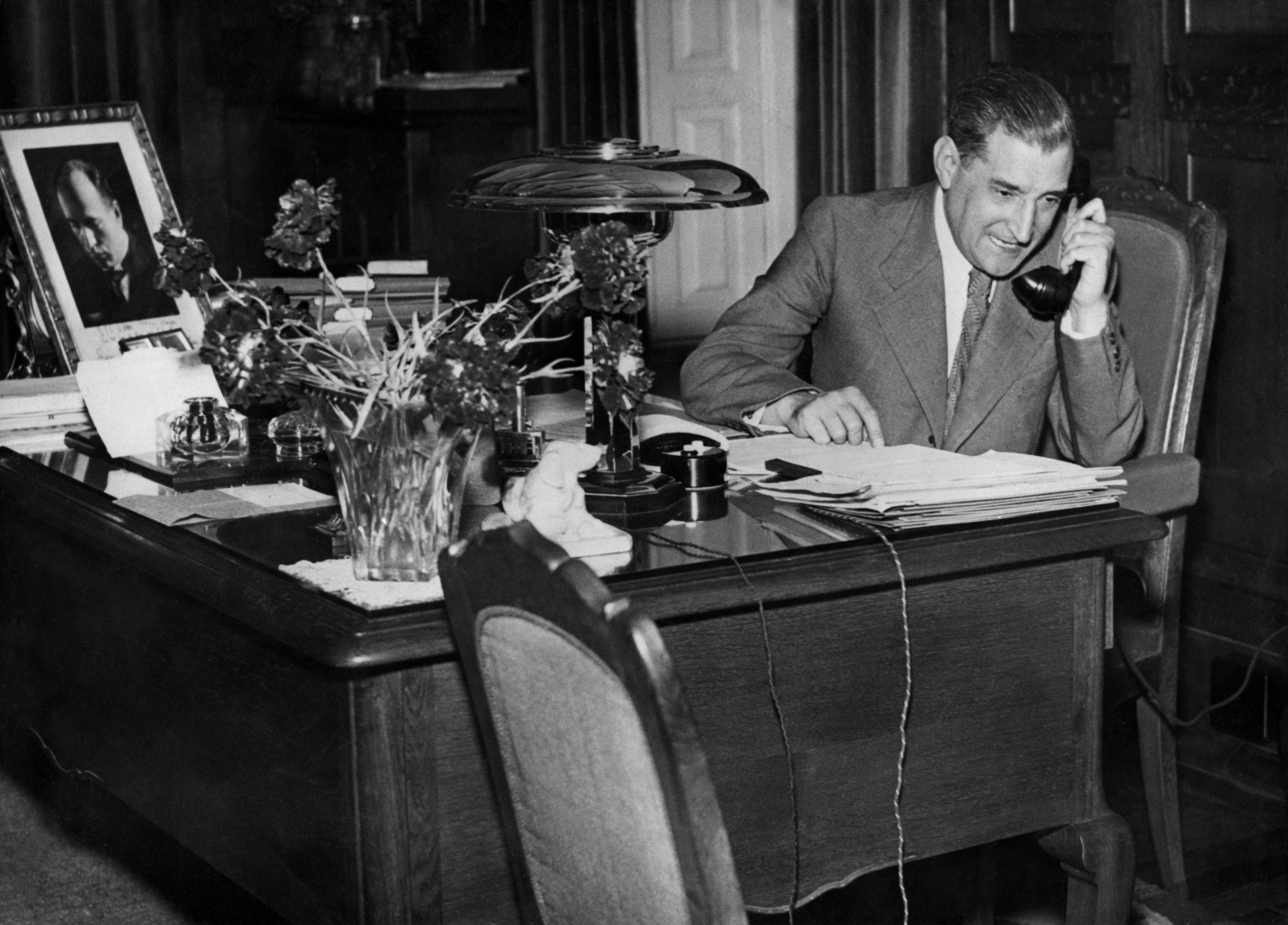 <p>Foto de archivo: el difunto presidente portugués António de Oliveira Salazar hablando por teléfono en su oficina </p>