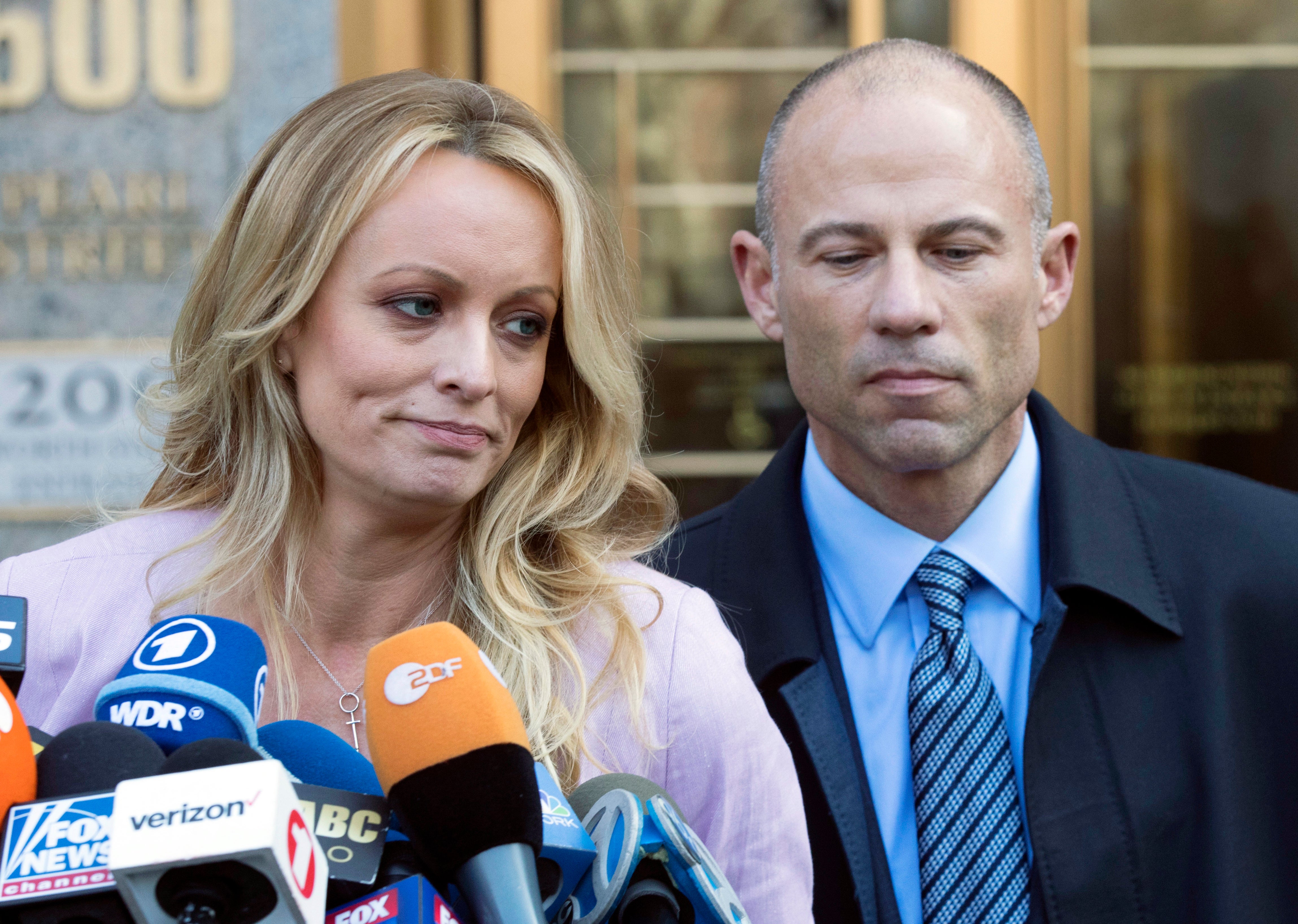 Michael Avenatti y Stormy Daniels fuera de un tribunal federal en Manhattan en 2018