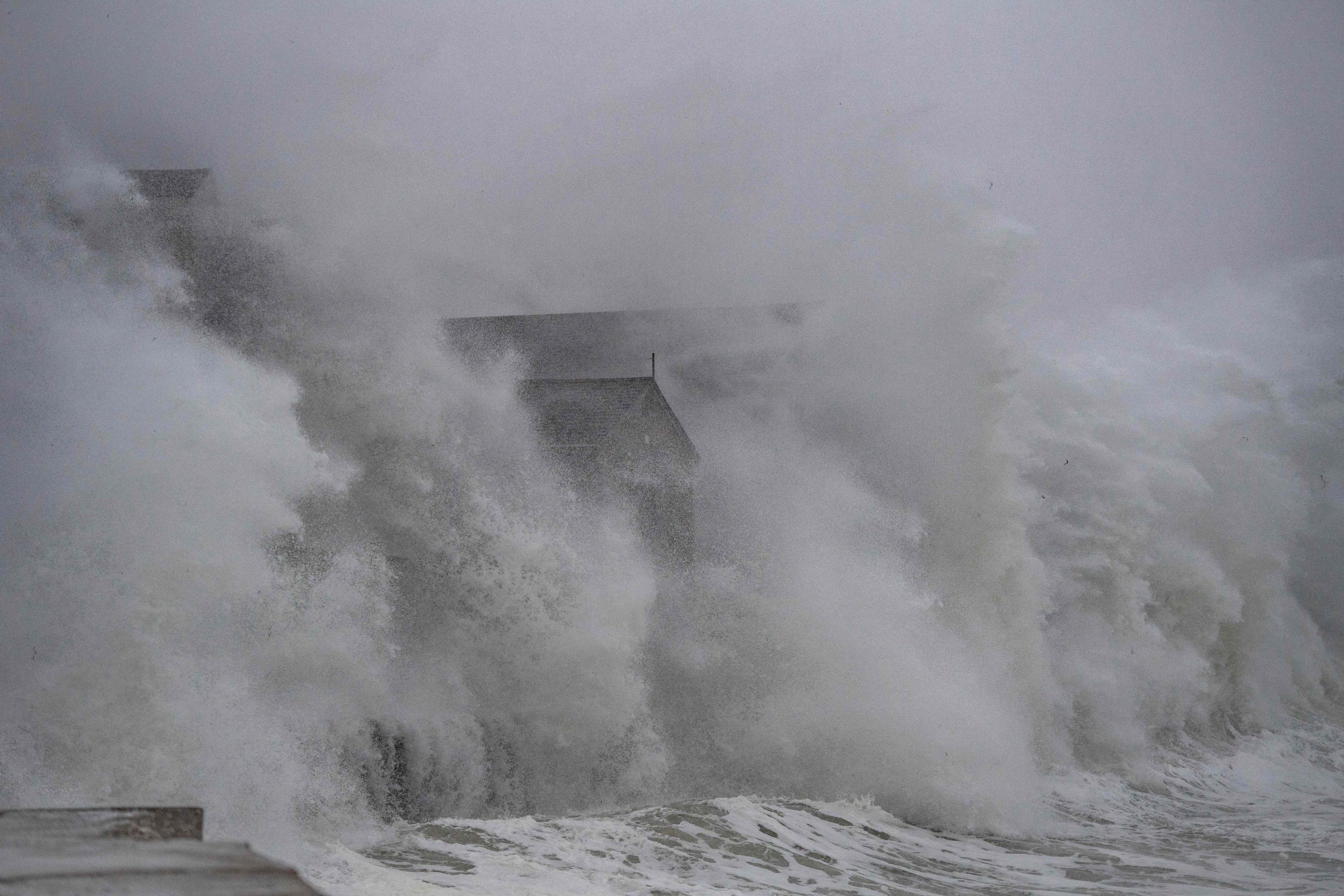 Las olas chocan contra casas frente al mar durante una tormenta del noreste en Scituate, Massachusetts, el 29 de enero del 2022. El cambio climático está provocando que las tormentas sean más poderosas, agravando los problemas del nivel del mar y la erosión