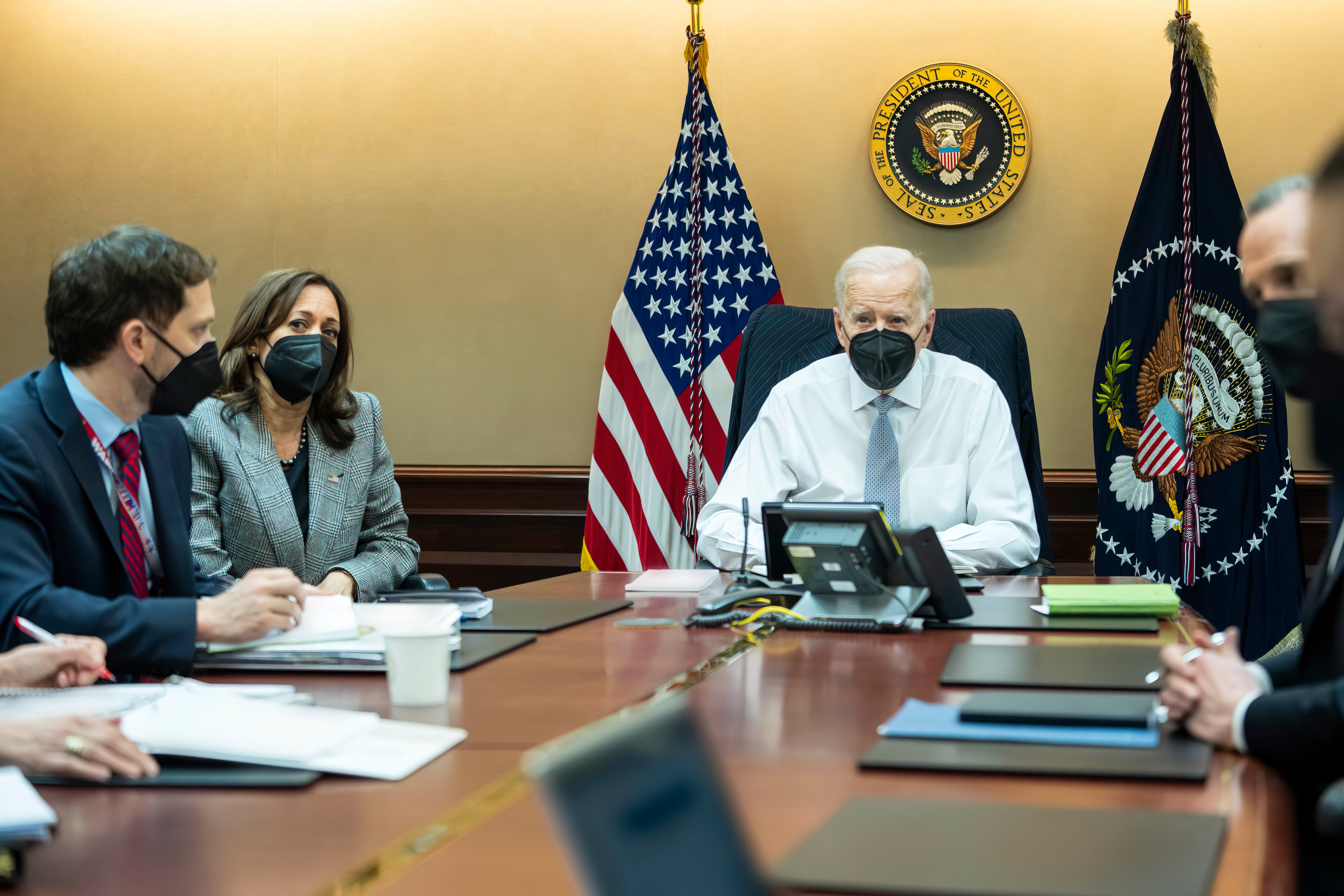 El presidente Joe Biden y la vicepresidenta Kamala Harris observan la redada que culminó con la muerte del líder de ISIS