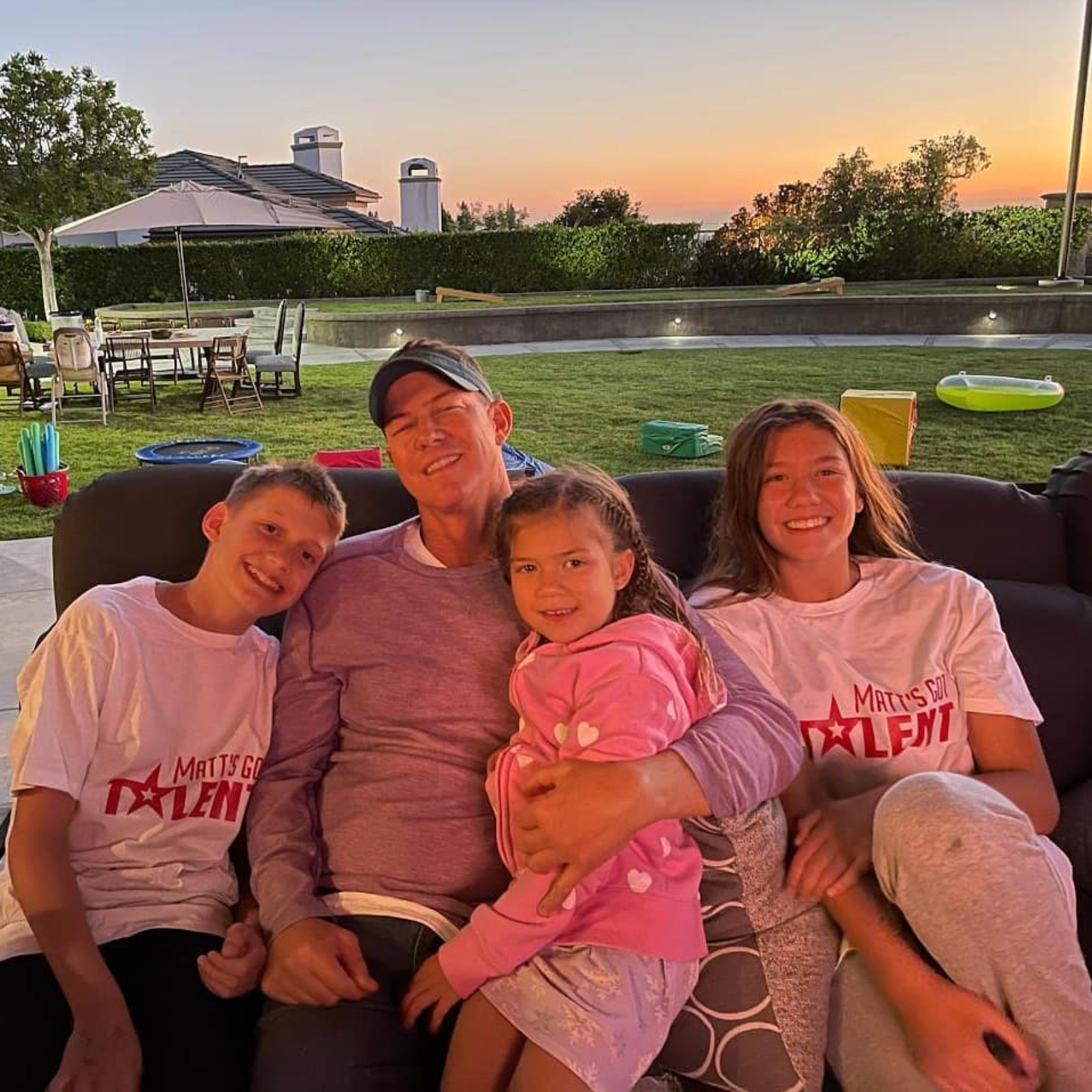 Matt Mauser, que ahora cría solo a sus hijos Thomas, Ivy y Penny, disfruta un atardecer con ellos