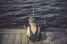 Un hombre de Florida lleva a su nieto a pescar con imanes y descubren dos objetos de gran valor