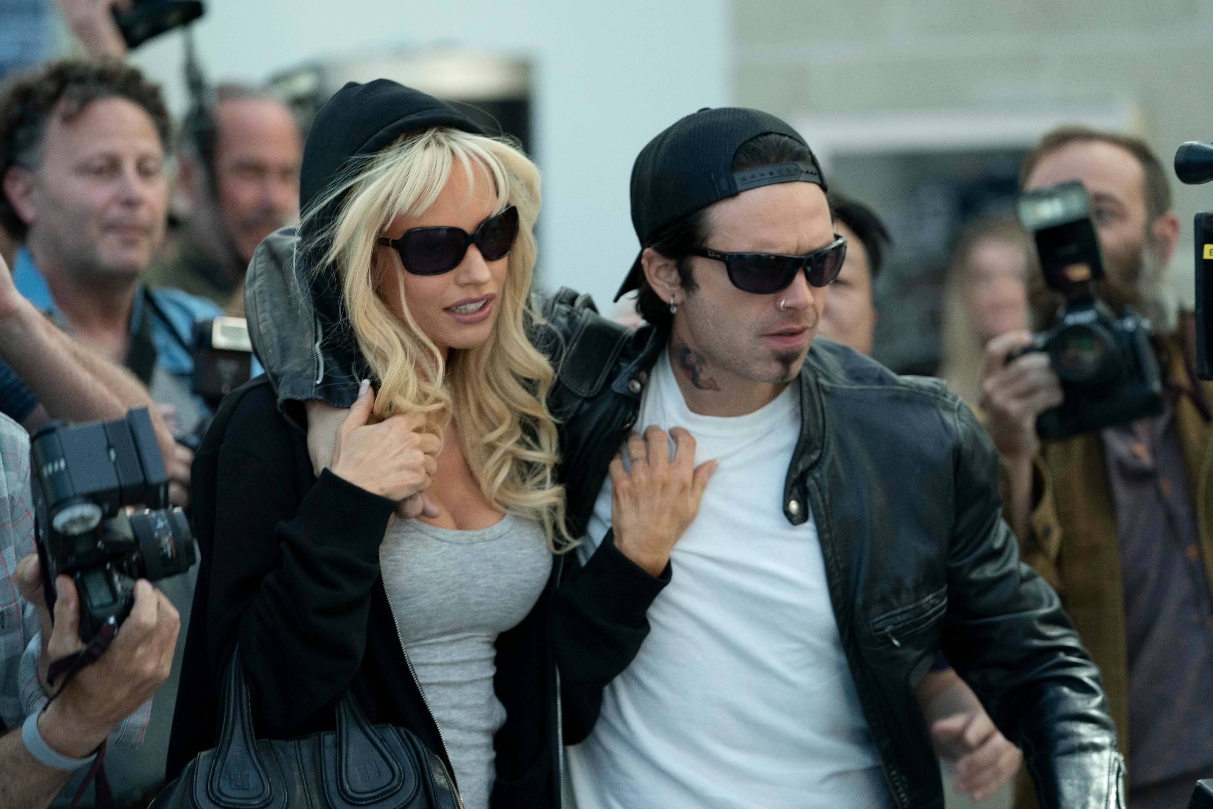 Pamela Anderson, interpretada por Lily James y Tommy Lee, interpretado por Sebastian Stan