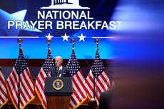 Biden aborda el dolor y la curación en el desayuno de oración mientras Trump despotrica contra todos